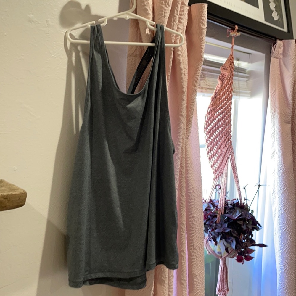 dark gray strappy tanktop.